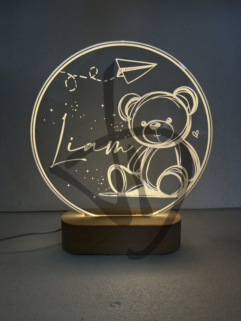Produits sur mesure - Lampes et abat-jour sur mesure et personnalisés - Lampes en plexiglas acrylique décoré avec socle en bois personnalisé - Lampes en acrylique plexiglas décorées de graphismes d&#39;ours en peluche et du nom personnalisé de l&#39;enfant avec base en bois