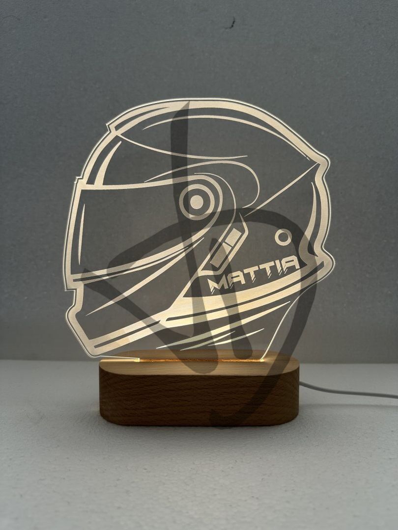Produits sur mesure - Lampes et abat-jour sur mesure et personnalisés - Lampes en plexiglas acrylique décoré avec socle en bois personnalisé - Lampes en acrylique plexiglas décorées de graphismes de casque de moto et de nom avec base en bois