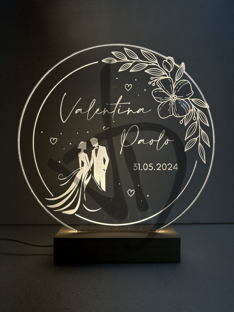 Produits sur mesure - Lampes et abat-jour sur mesure et personnalisés - Lampes en plexiglas acrylique décoré avec socle en bois personnalisé - Lampes en acrylique plexiglas décorées de graphismes de mariage romantiques avec noms et date avec piédestal en bois