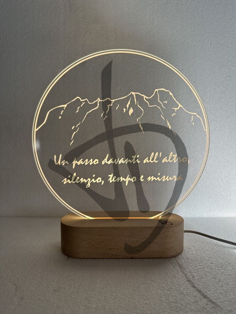 Produits sur mesure - Lampes et abat-jour sur mesure et personnalisés - Lampes en plexiglas acrylique décoré avec socle en bois personnalisé - Lampes en acrylique plexiglas décorées de graphismes de montagne et de dédicace avec piédestal en bois