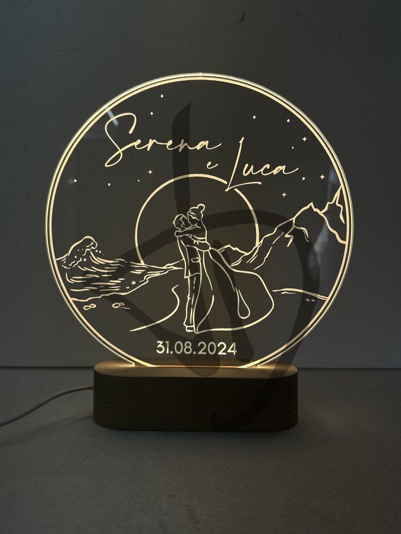 Produits sur mesure - Lampes et abat-jour sur mesure et personnalisés - Lampes en plexiglas acrylique décoré avec socle en bois personnalisé - Lampes en acrylique plexiglas décorées de graphismes romantiques pour mariages avec une base en bois.
