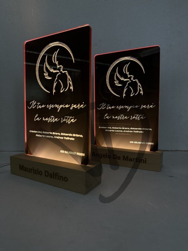 Produits sur mesure - Lampes et abat-jour sur mesure et personnalisés - Lampes en plexiglas acrylique décoré avec socle en bois personnalisé - Lampes en plexiglas acrylique décorées avec dédicace avec socle en bois personnalisé 1