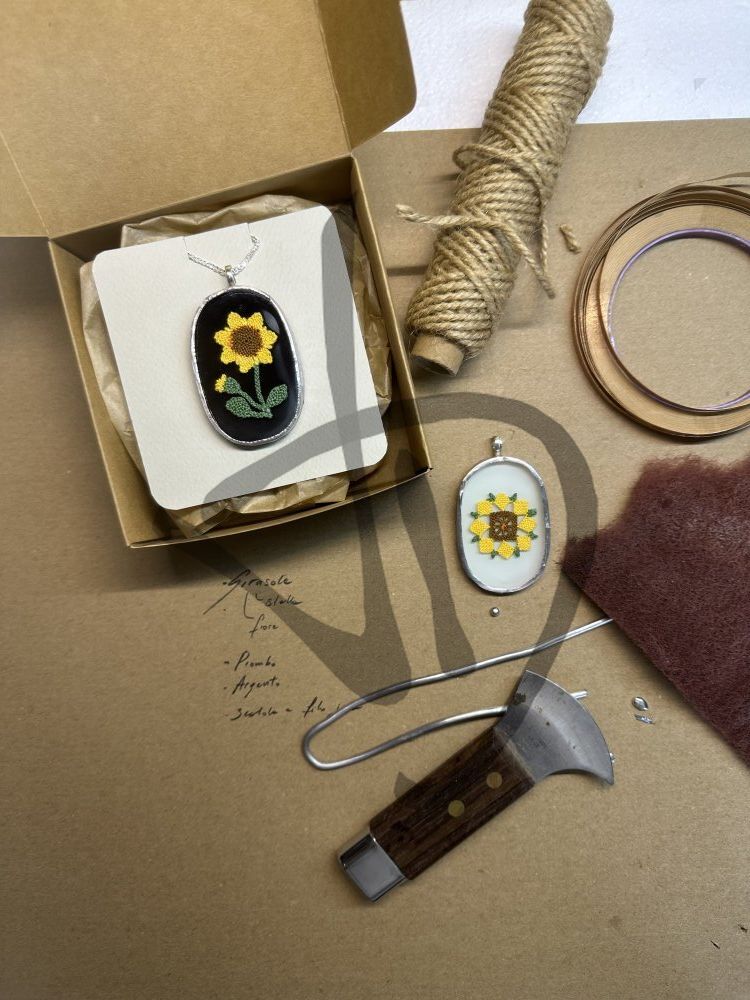 Produits sur mesure - Objets artistiques – Idées cadeau - Pendentifs en verre et poinçon - Pendentifs en verre avec fleurs et insert poinçonné Valsesian fait main - 3 - 2