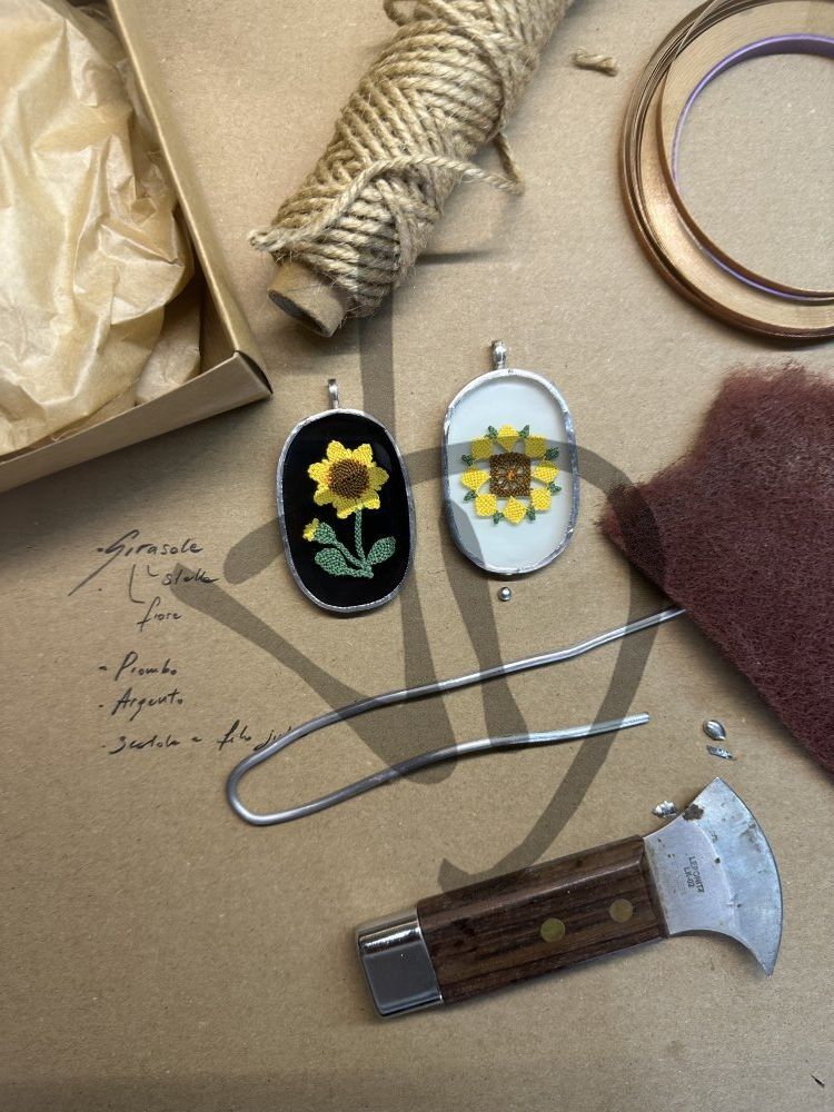 Produits sur mesure - Objets artistiques – Idées cadeau - Pendentifs en verre et poinçon - Pendentifs en verre avec fleurs et insert poinçonné Valsesian fait main - 3