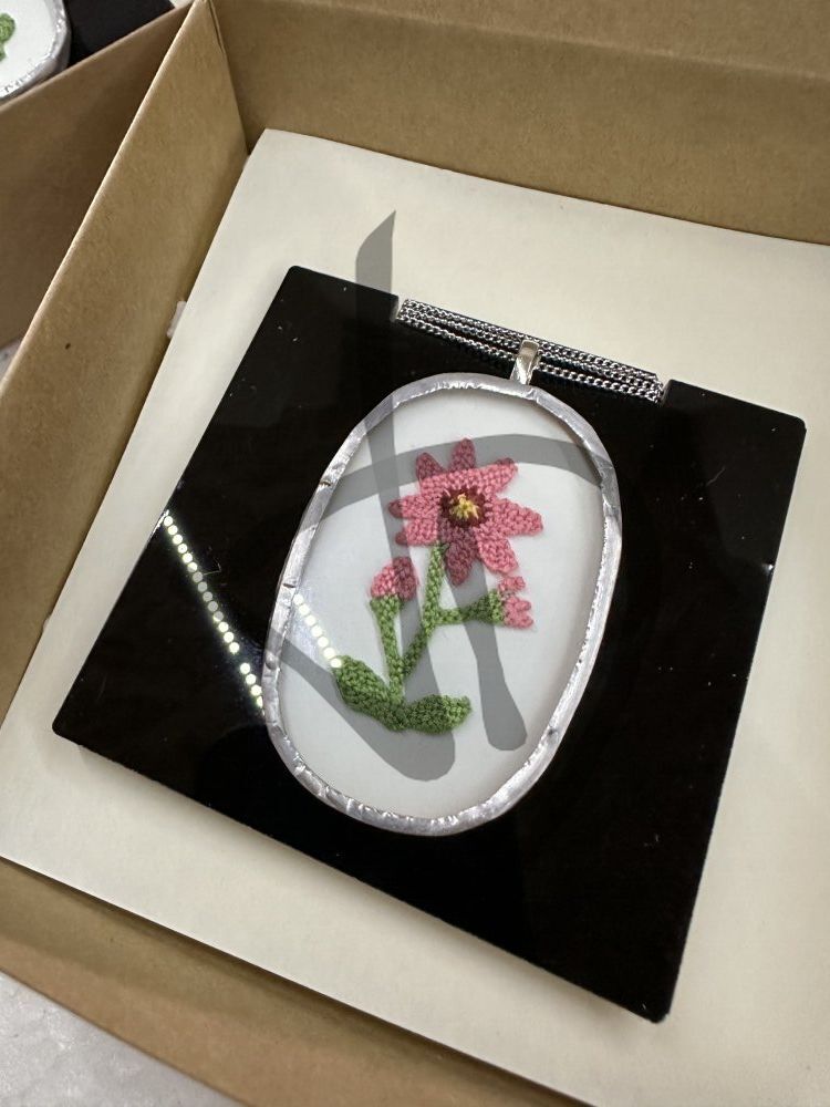 Produits sur mesure - Objets artistiques – Idées cadeau - Pendentifs en verre et poinçon - Pendentifs en verre avec fleurs et inserts de poinçons valsésiens faits à la main - 3 - 6