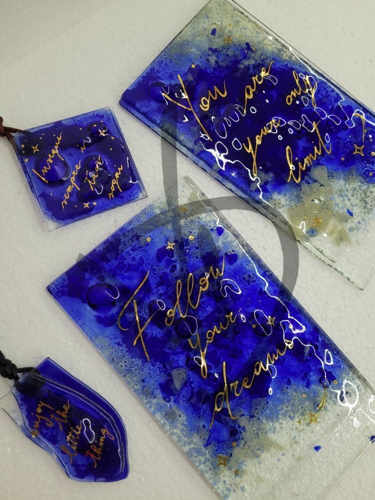 Produits sur mesure - Objets artistiques – Idées cadeau - pendentifs - Pendentifs en verre fusionné avec écriture et dédicace en or