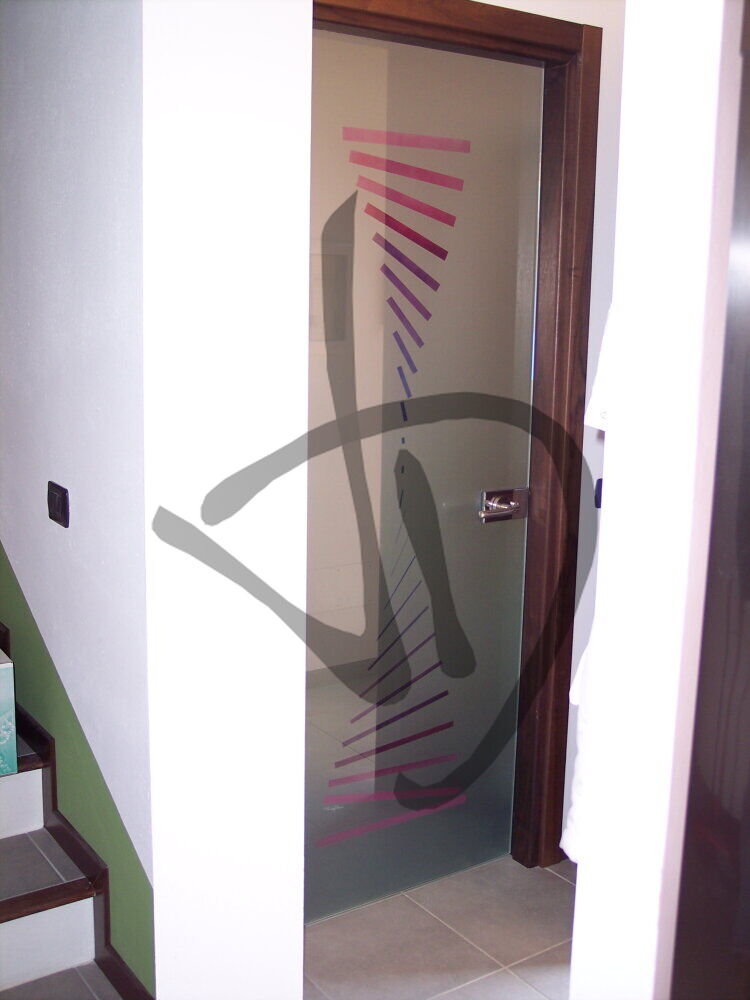 Produits sur mesure - Portes en verre sur mesure - Portes battantes - Porte battante en verre satiné sur mesure avec décor abstrait 1