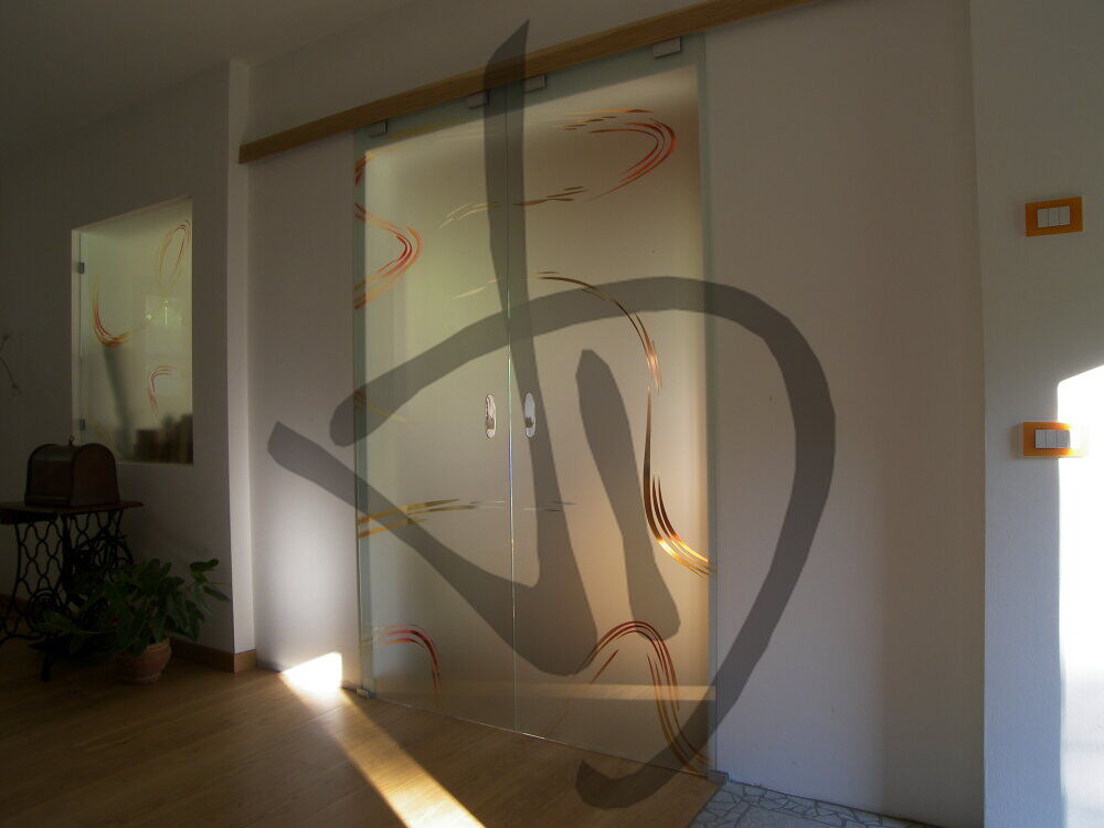 Produits sur mesure - Portes en verre sur mesure - Portes coulissantes - Porte coulissante en verre sur mesure à deux panneaux avec finition satinée et décoration abstraite