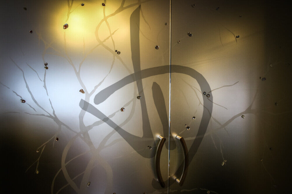 Produits sur mesure - Portes en verre sur mesure - Portes coulissantes - Porte coulissante en verre sur mesure à deux panneaux avec finition satinée et décoration d&#39;arbre