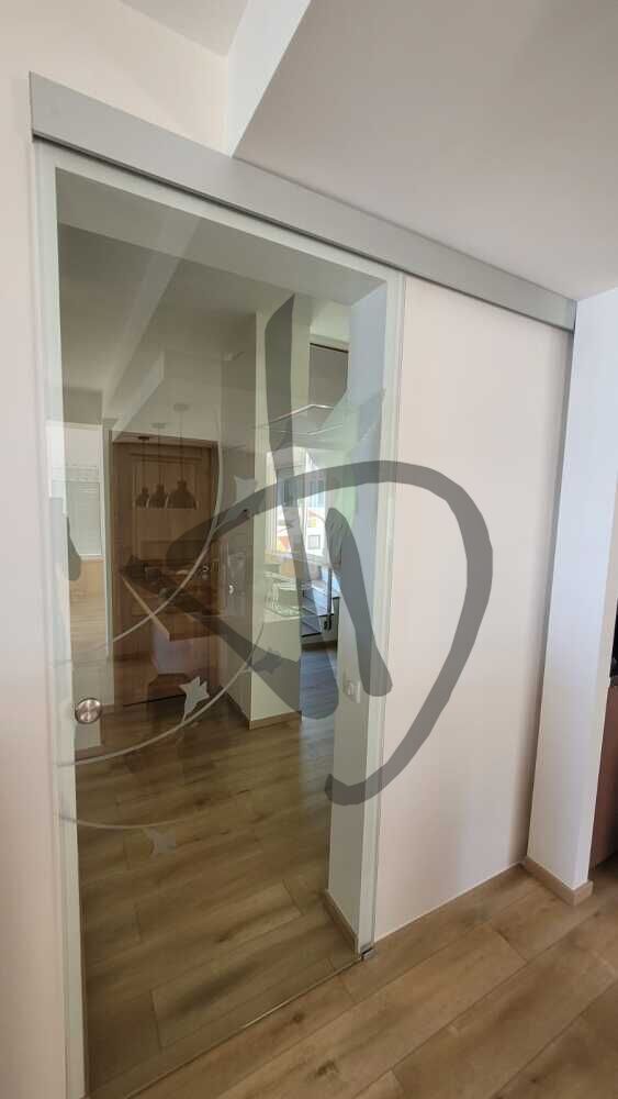 Produits sur mesure - Portes en verre sur mesure - Portes coulissantes - Porte coulissante en verre transparente sur mesure avec décoration