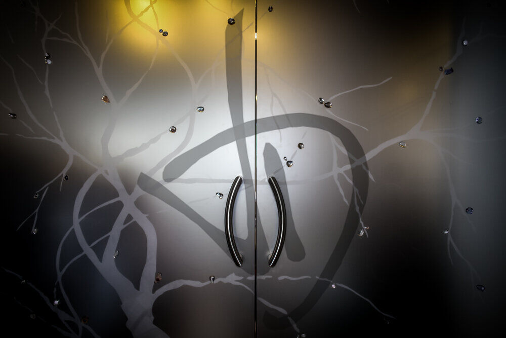 Produits sur mesure - Portes en verre sur mesure - Portes saloon - Porte coulissante en verre satiné à deux panneaux sur mesure avec décoration d&#39;arbre 1