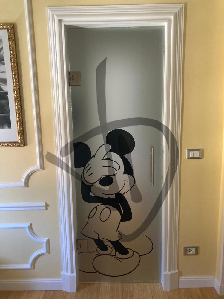 Produits sur mesure - Portes en verre sur mesure - Portes saloon - Porte de salon en verre satiné sur mesure avec décoration Mickey Mouse pour salle de bain