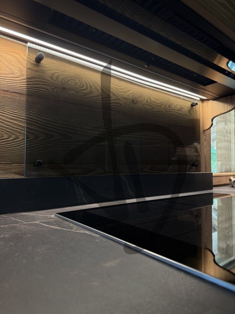 Produits sur mesure - Verres pour cuisine - Verres laqués pour revêtement mural - Revêtement de crédence en verre sur mesure avec clous pour cuisines