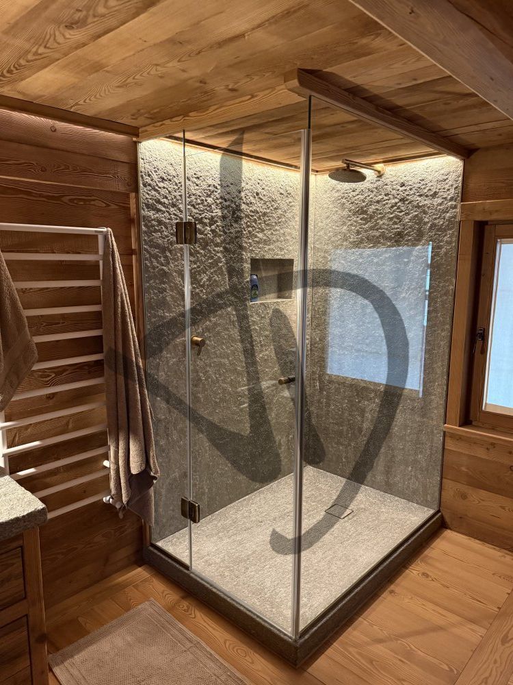 Box doccia angolare su misura ambiente casa di montagna legno 1 - Angolare