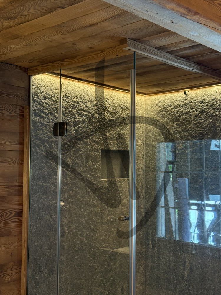 Box doccia angolare su misura ambiente casa di montagna legno moderno6 - Angolare
