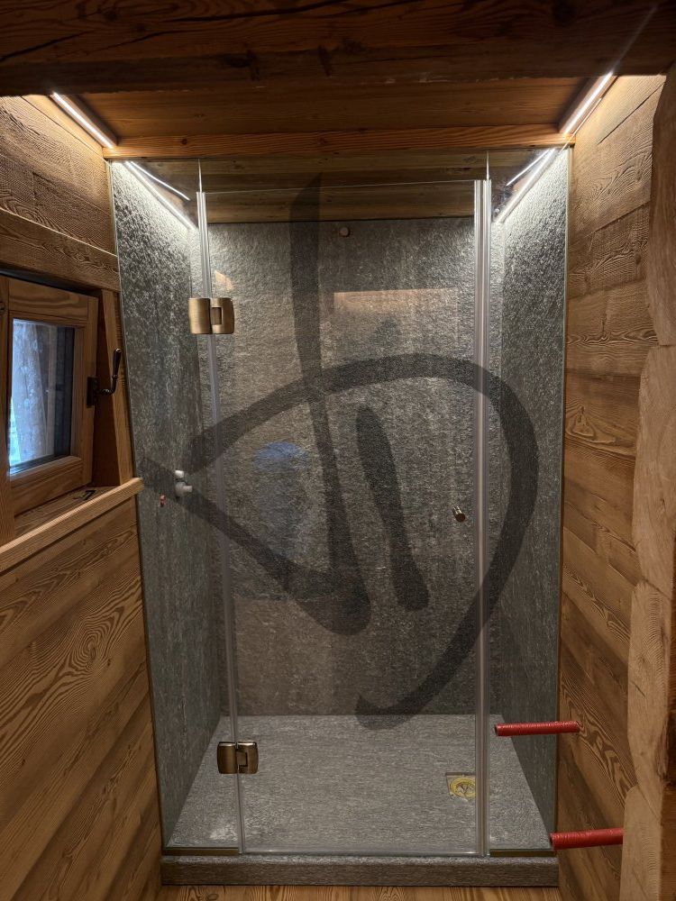 Box doccia lineare su misura ambiente casa di montagna legno moderno - Lineare