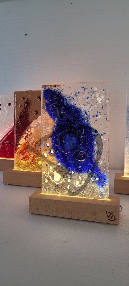 Abatjour in vetrofusione di murano con piedistallo in legno personalizzato - Abatjour in vetrofusione di murano con piedistallo in legno personalizzato