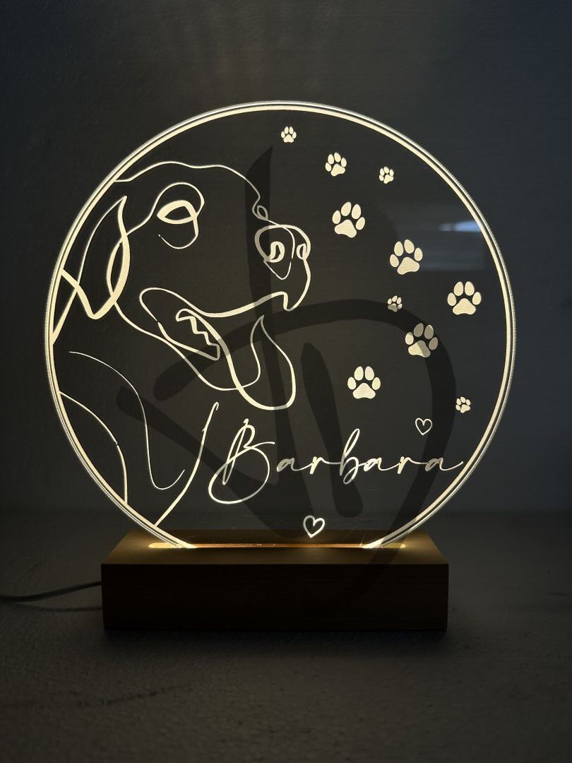 Lampade in acrilico plexiglass decorato con grafica cane e nome con piedistallo in legno - Lampade in acrilico plexiglass decorato con piedistallo in legno personalizzato