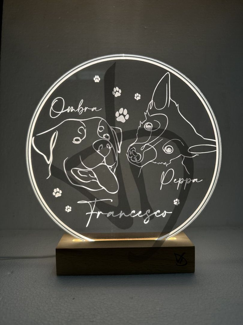 Lampade in acrilico plexiglass decorato con grafica cani e nomi con piedistallo in legno - Lampade in acrilico plexiglass decorato con piedistallo in legno personalizzato