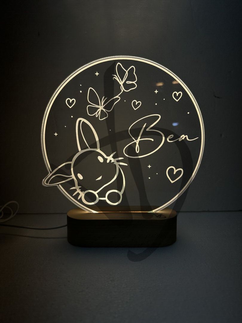 Lampade in acrilico plexiglass decorato con grafica coniglietto bambina battesimo con piedistallo in legno - Lampade in acrilico plexiglass decorato con piedistallo in legno personalizzato