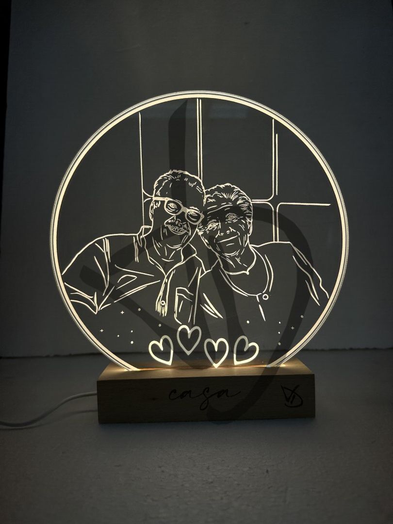 Lampade in acrilico plexiglass decorato con grafica foto disegnata con piedistallo in legno - Lampade in acrilico plexiglass decorato con piedistallo in legno personalizzato