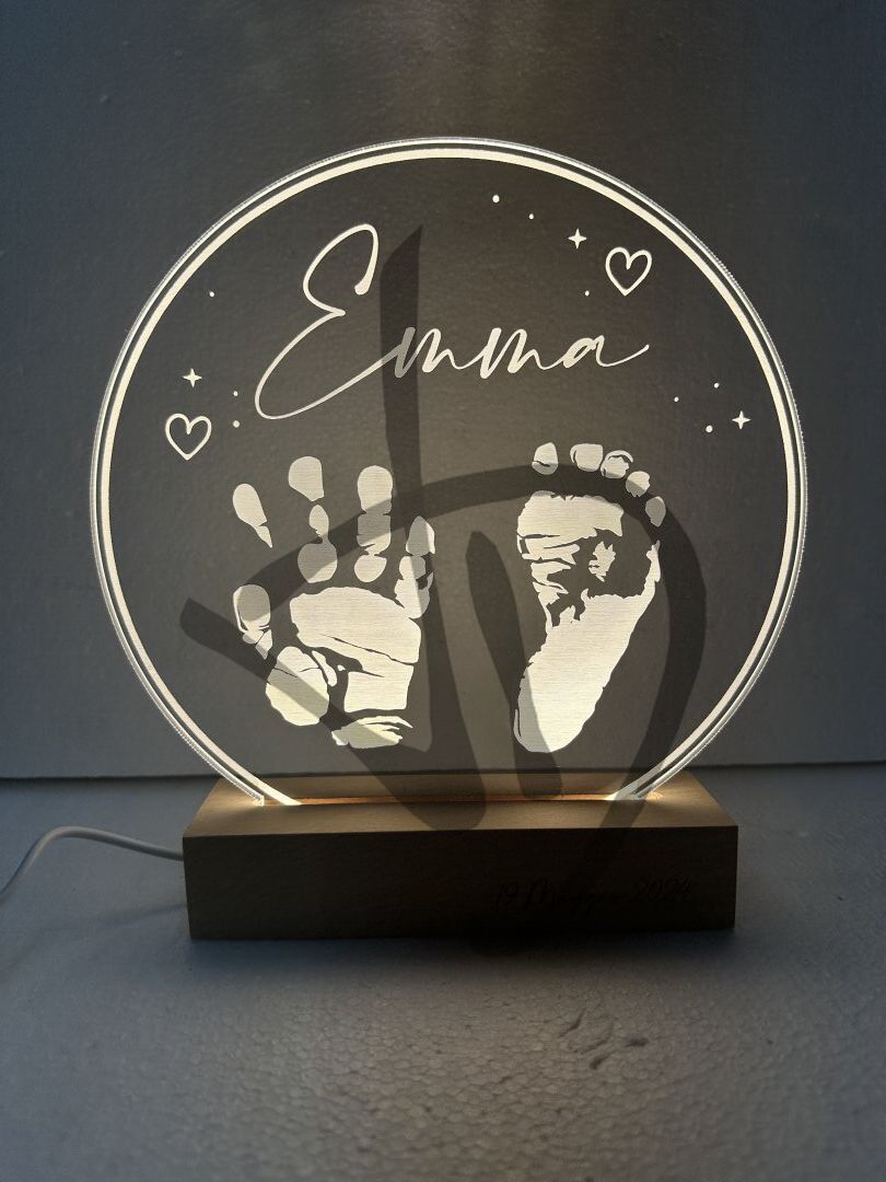 Lampade in acrilico plexiglass decorato con grafica impronte mani e piedi bambino con piedistallo in legno - Lampade in acrilico plexiglass decorato con piedistallo in legno personalizzato