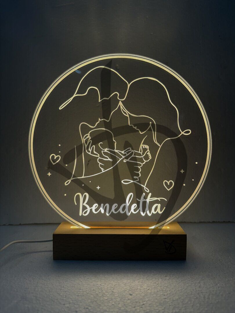 Lampade in acrilico plexiglass decorato con grafica per nuova nascita con piedistallo in legno - Lampade in acrilico plexiglass decorato con piedistallo in legno personalizzato