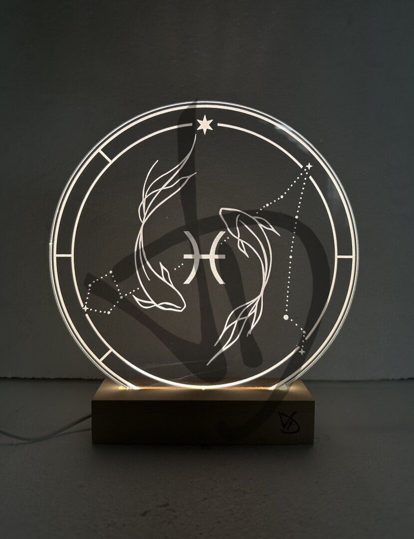Lampade in acrilico plexiglass decorato con grafica segno zodiacale personalizzato con piedistallo in legno - Lampade in acrilico plexiglass decorato con piedistallo in legno personalizzato