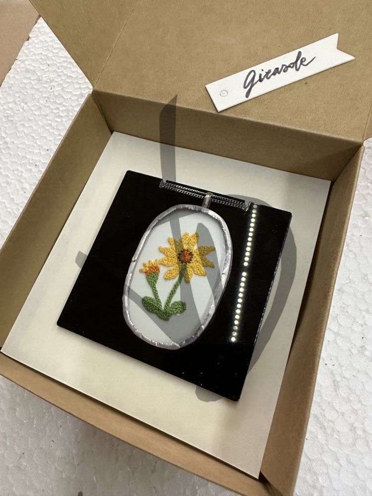 Ciondoli in vetro con fiore inserto in puncetto valsesiano fatto a mano - 3 - 5 - Ciondoli vetro e puncetto