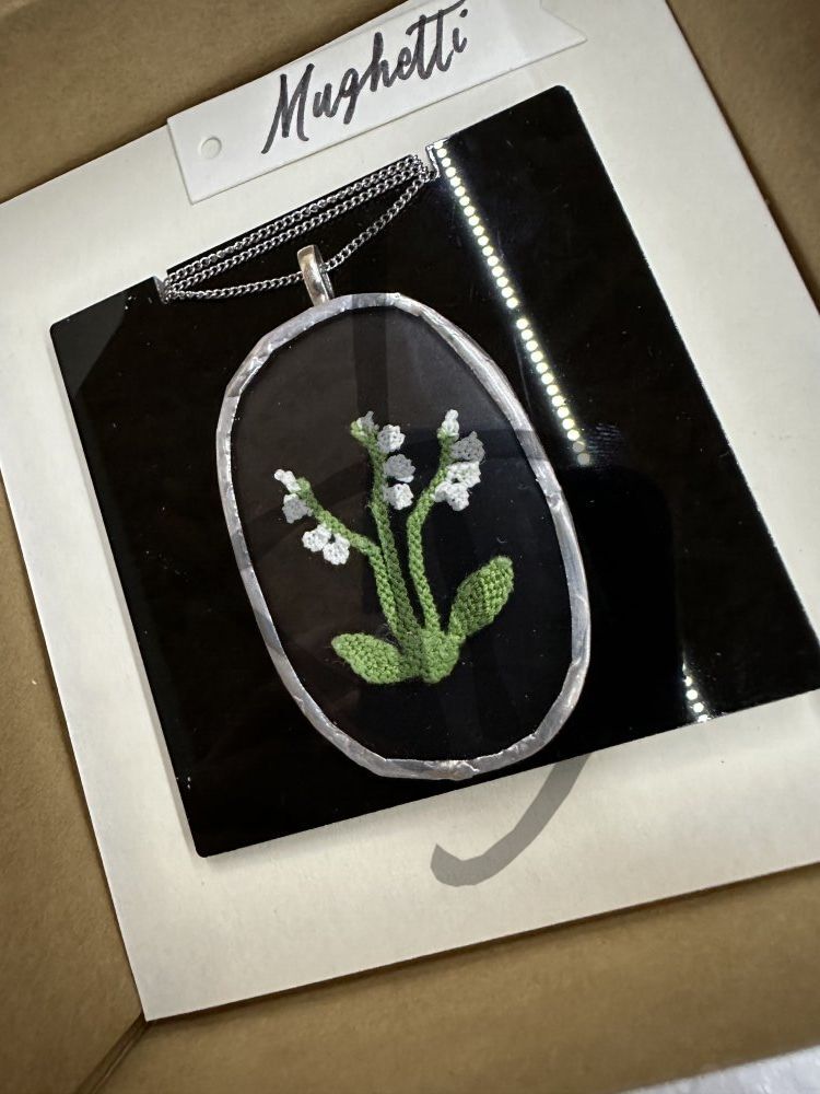 Ciondoli in vetro con fiore inserto in puncetto valsesiano fatto a mano - 3 - 9 - Ciondoli vetro e puncetto