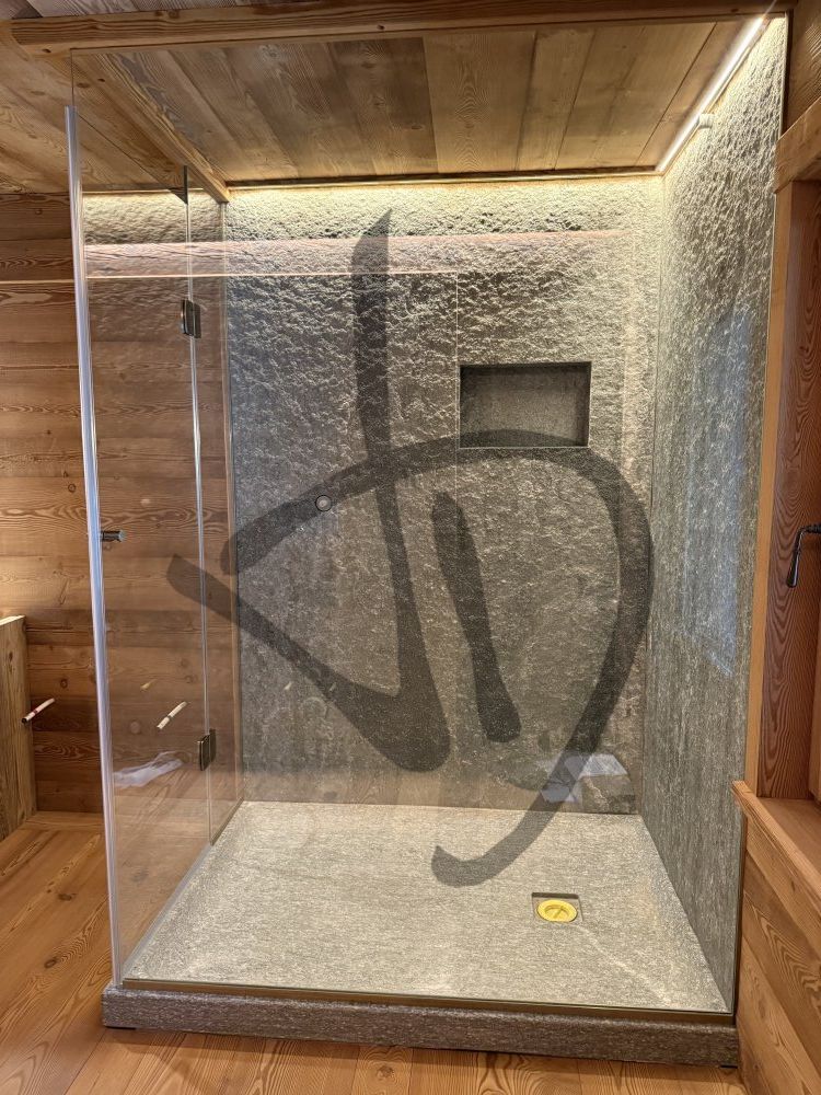 Prodotti su misura - Box doccia in vetro - Angolare - Box doccia angolare su misura ambiente casa di montagna legno 5