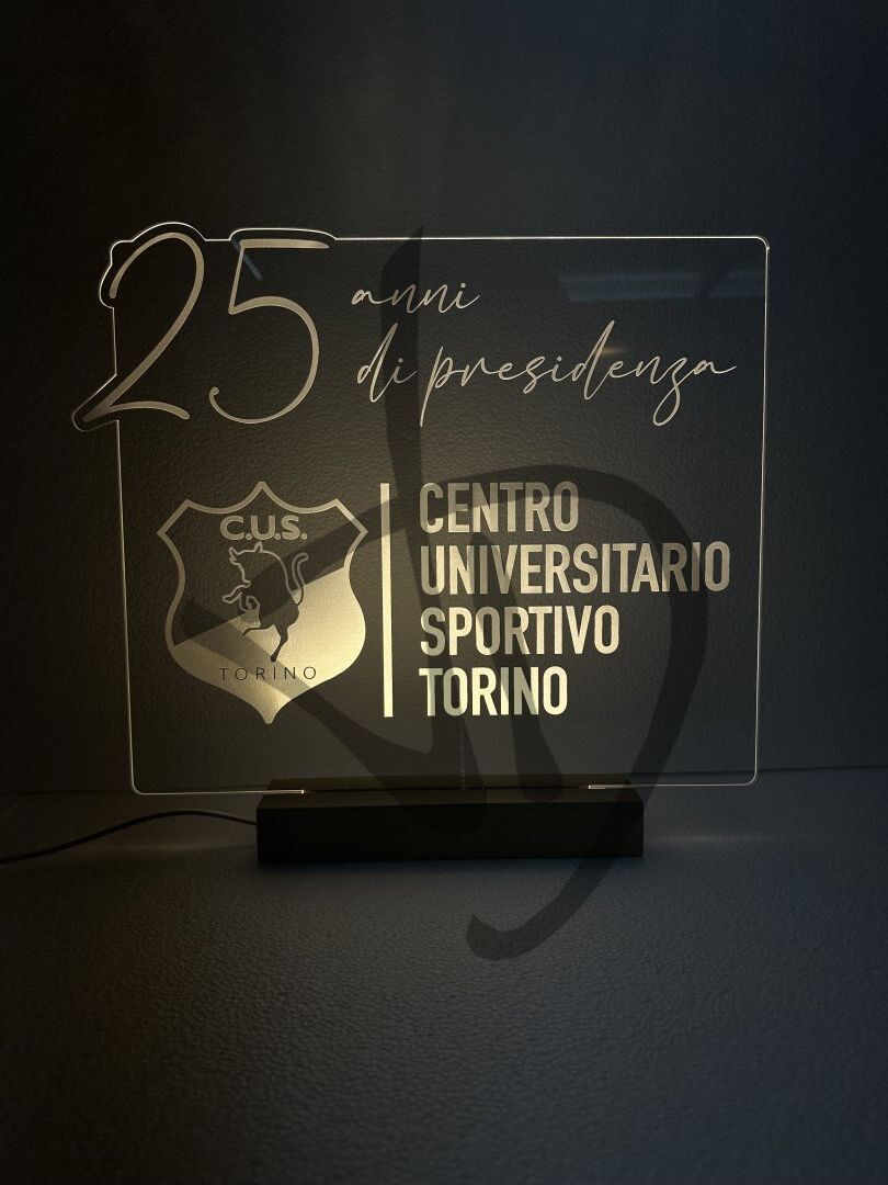 Prodotti su misura - Lampade e abatjour su misura e personalizzate - Lampade in acrilico plexiglass decorato con piedistallo in legno personalizzato - Lampade in acrilico plexiglass decorato con grafica con piedistallo in legno