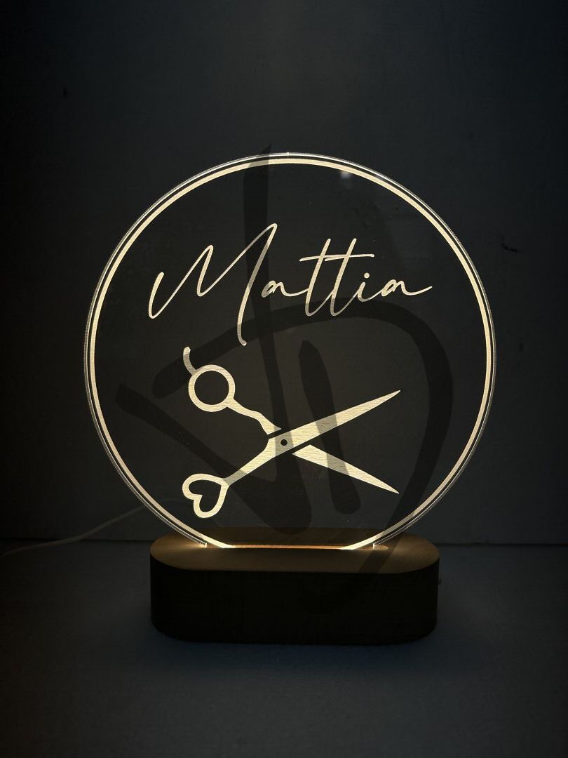 Prodotti su misura - Lampade e abatjour su misura e personalizzate - Lampade in acrilico plexiglass decorato con piedistallo in legno personalizzato - Lampade in acrilico plexiglass decorato con grafica parrucchiere con piedistallo in legno
