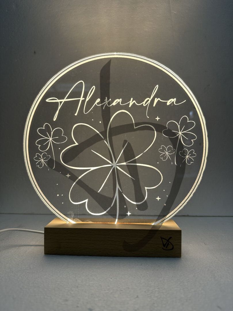 Prodotti su misura - Lampade e abatjour su misura e personalizzate - Lampade in acrilico plexiglass decorato con piedistallo in legno personalizzato - Lampade in acrilico plexiglass decorato con grafica quadrifoglio con piedistallo in legno