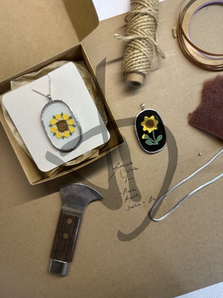 Prodotti su misura - Oggetti Artistici - Idee Regalo - Ciondoli vetro e puncetto - Ciondoli in vetro con fiore inserto in puncetto valsesiano fatto a mano - 3 - 3