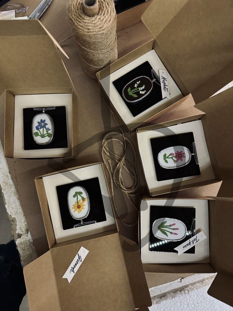 Prodotti su misura - Oggetti Artistici - Idee Regalo - Ciondoli vetro e puncetto - Ciondoli in vetro con fiore inserto in puncetto valsesiano fatto a mano - 3 - 4