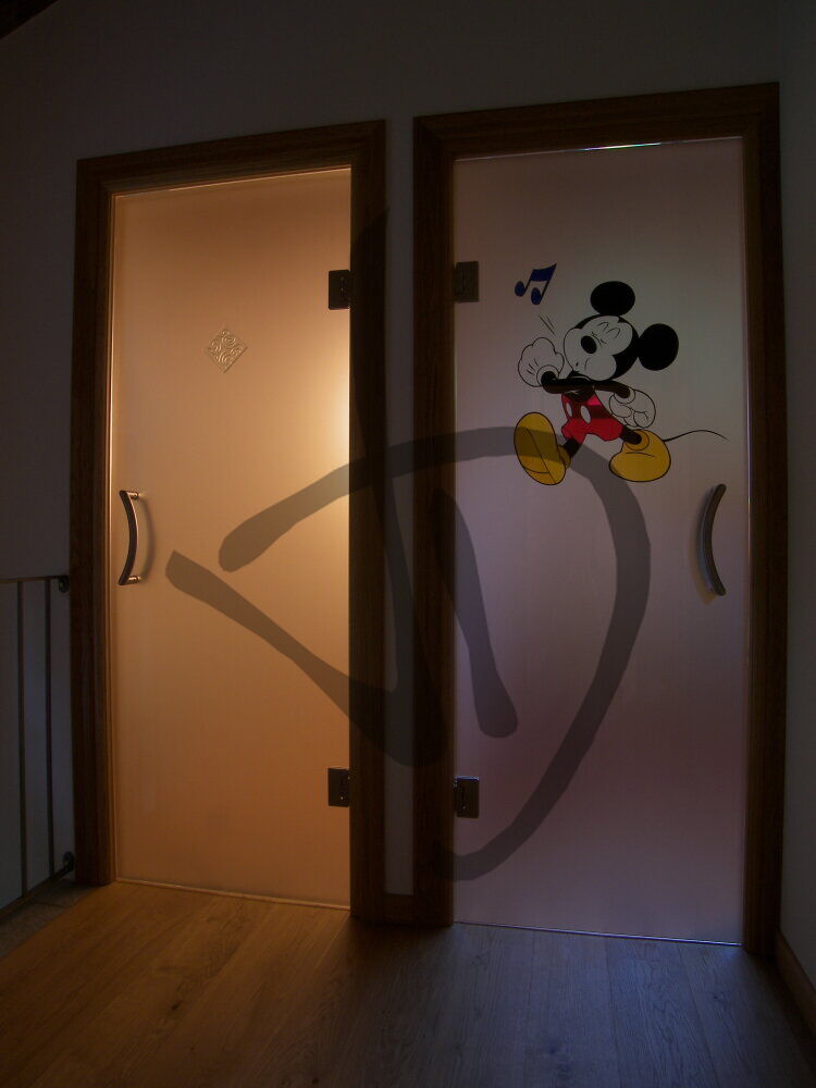 Prodotti su misura - Porte in vetro su misura - Porte saloon - Porta in vetro saloon su misura satinata con decoro 