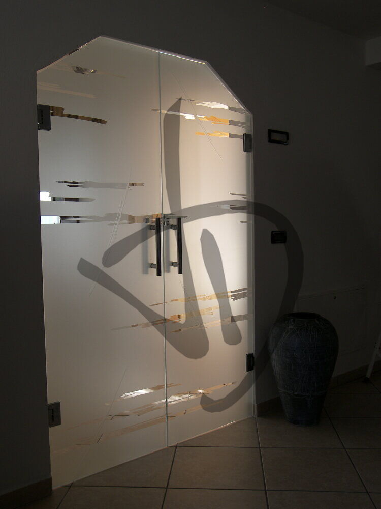 Prodotti su misura - Porte in vetro su misura - Porte saloon - Porta in vetro saloon su misura satinata con decoro astratto a due ante