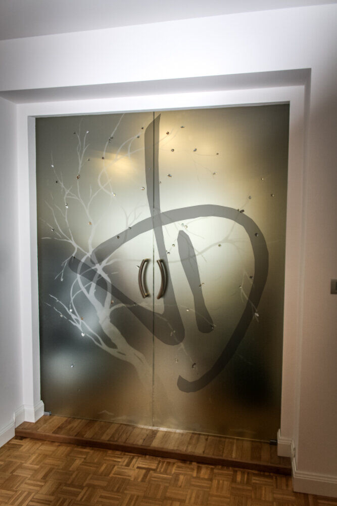 Prodotti su misura - Porte in vetro su misura - Porte scorrevoli - Porta in vetro scorrevole su misura a due ante satinate con decoro