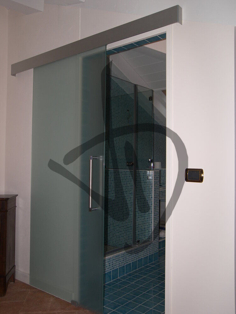 Prodotti su misura - Porte in vetro su misura - Porte scorrevoli - Porta in vetro scorrevole su misura satinata 1