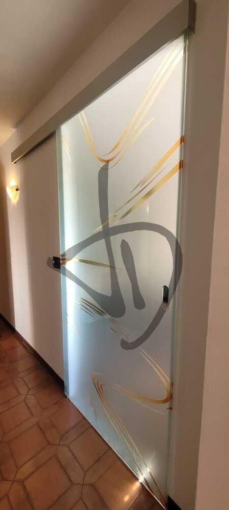 Prodotti su misura - Porte in vetro su misura - Porte scorrevoli - Porta in vetro scorrevole su misura satinata con decoro astratto 1