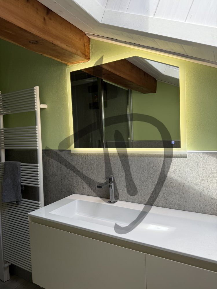 Prodotti su misura - Specchi su misura - Specchi led retroilluminati da appendere - Con cornice illuminata - Specchio touch su misura led retroilluminato con cornice illuminata 