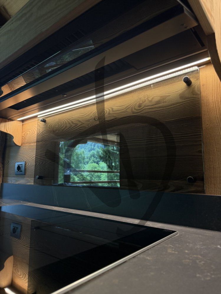 Prodotti su misura - Vetri cucina - Vetri rivestimento cucina laccati - Vetri rivestimento paraschizzi con borchie cucina