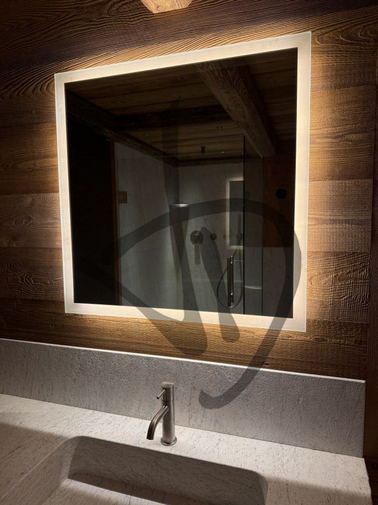 Specchio touch su misura led retroilluminato con cornice illuminata per casa montagna  - Con cornice illuminata